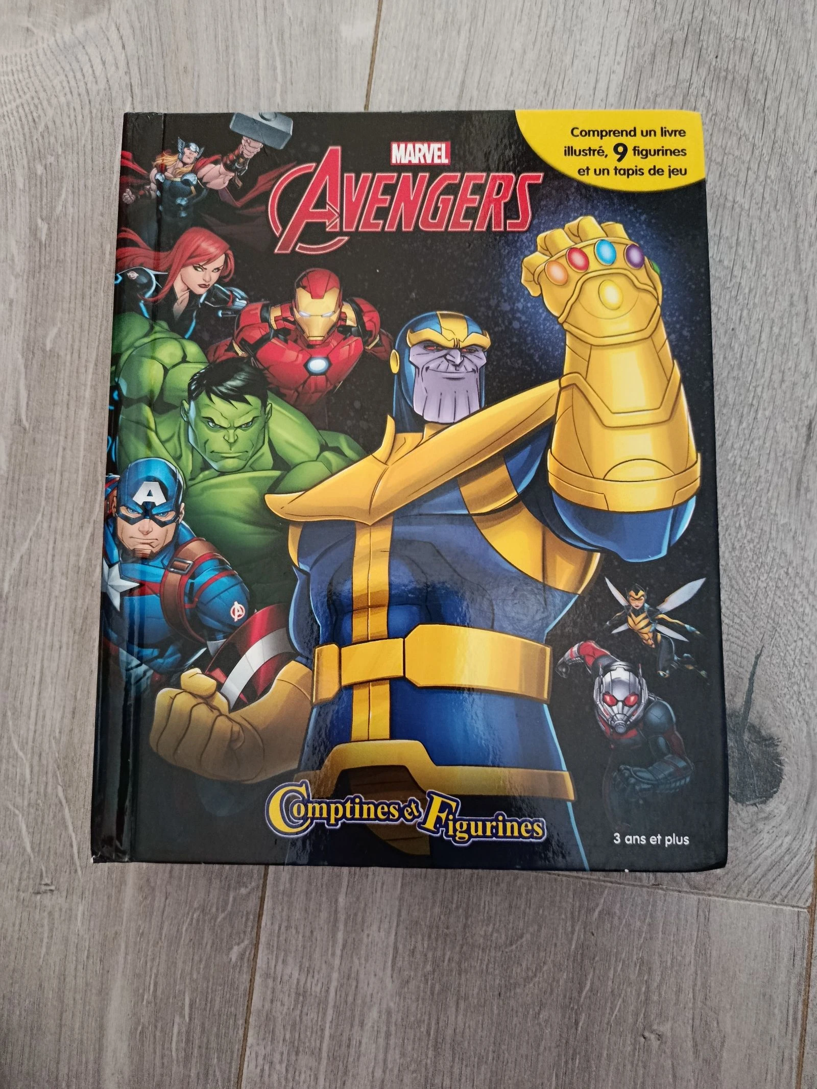 Livre avengers avec 9 figurines et un tapis de jeu